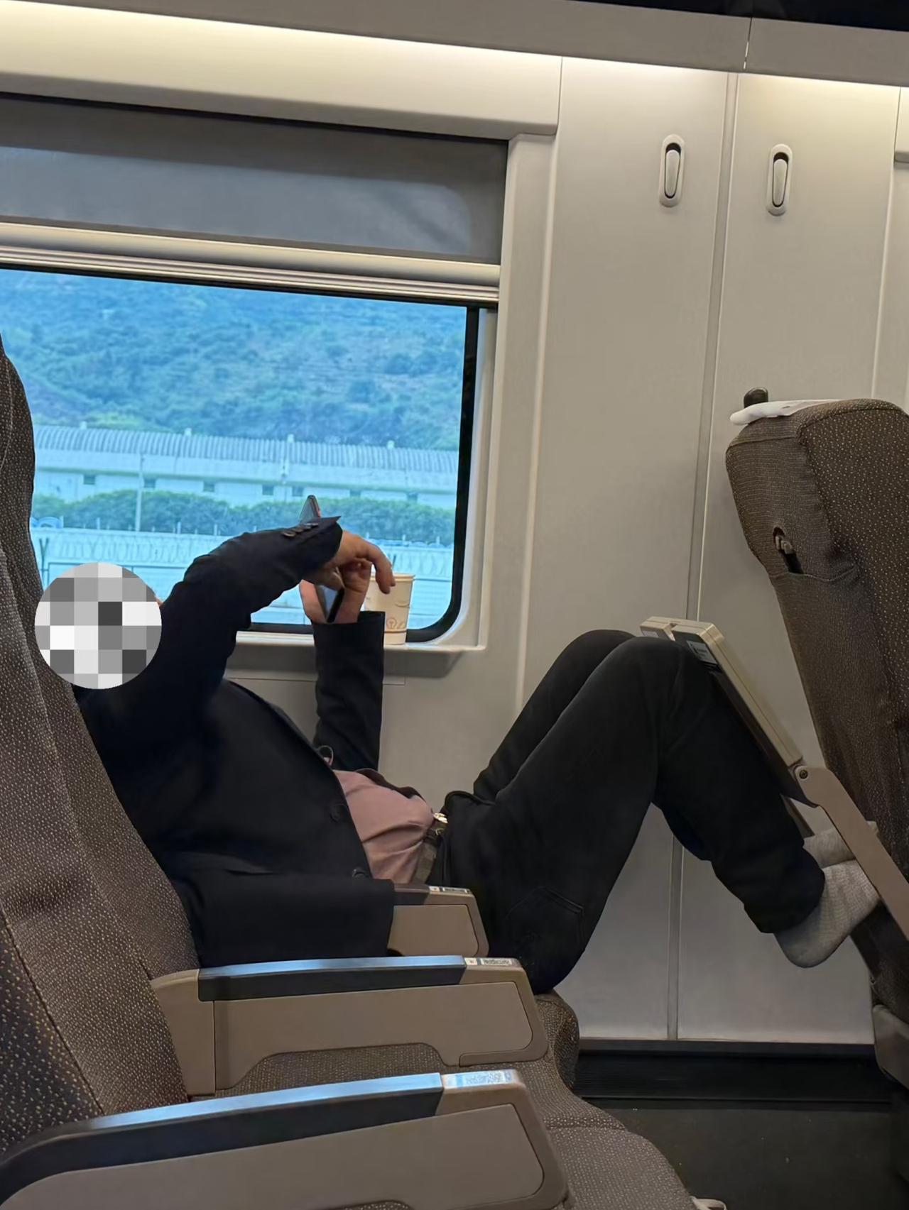 真的巨讨厌在高铁上脱鞋的人，
我都快要被臭死啦！！！
在西安返程杭州的高铁上，