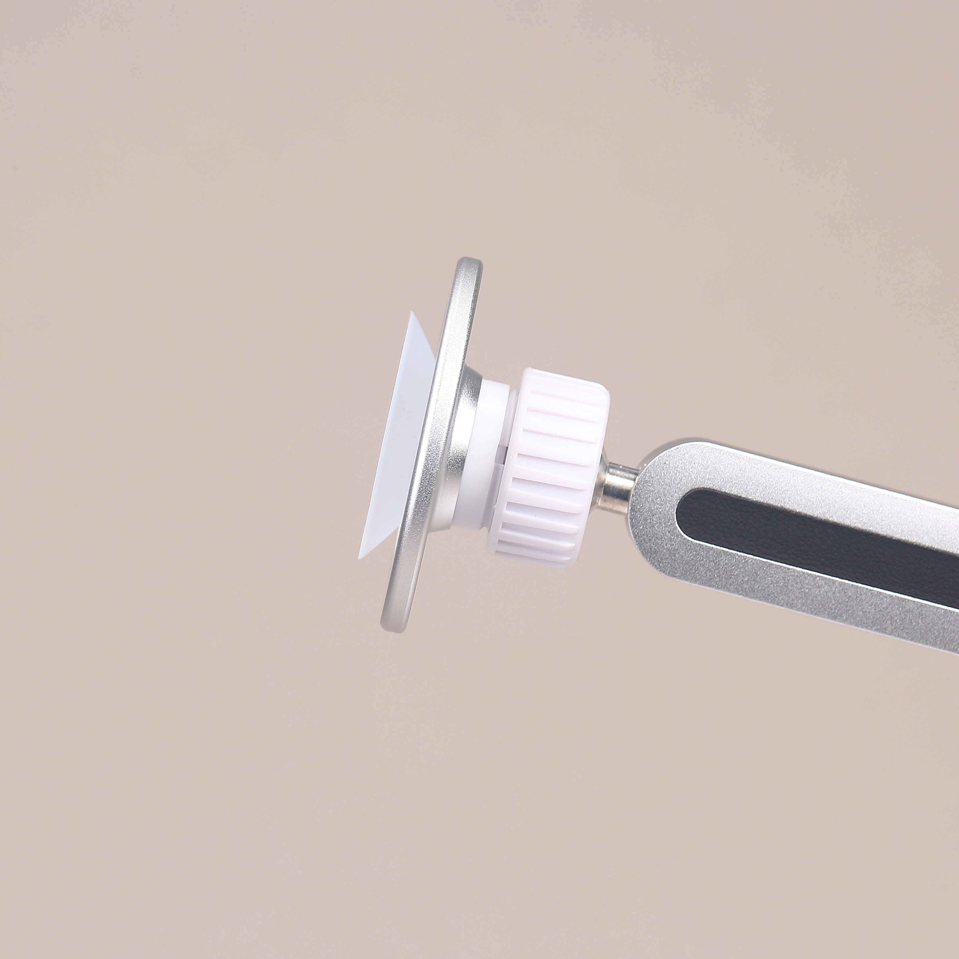 MagSafe+吸盘，这一套组合拳，真妙突破 MagSafe 磁力极限，只需要一