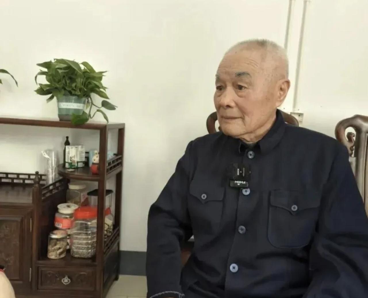 最近，浙江宁波一位98岁的老爷爷火了，他叫王春文，刚拿下了咱们国家慈善界的最高荣
