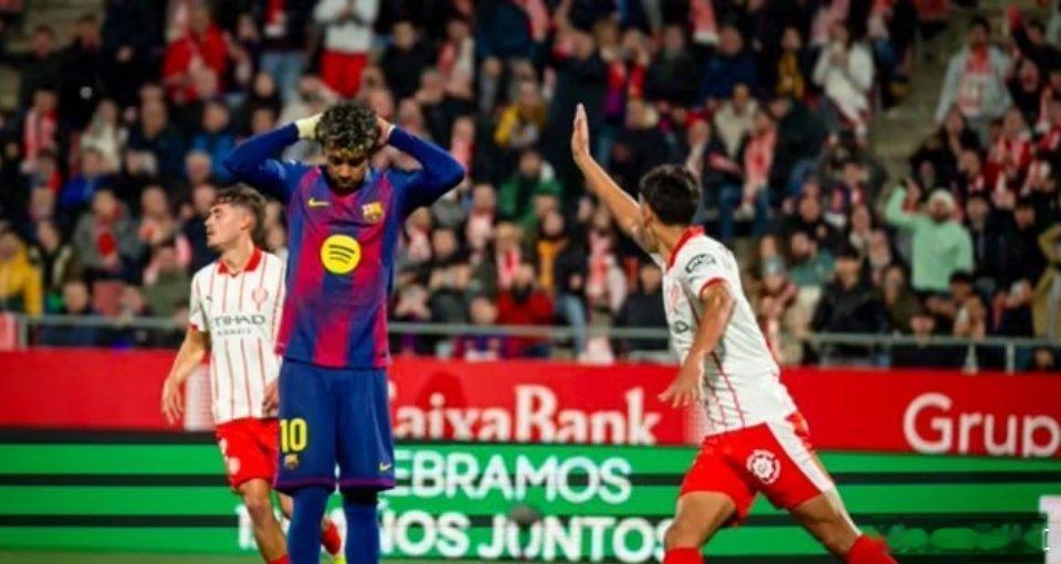 西甲第24轮的最后一场比赛，在赫罗纳和巴萨之间展开。上半场，拉菲尼亚兜射远角中柱