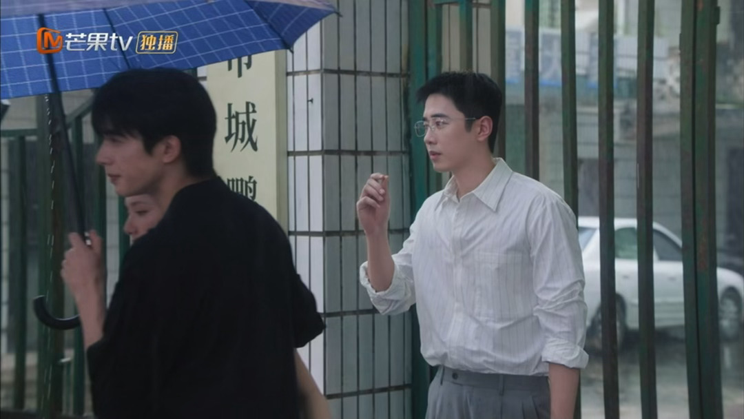 有没有人在意一下淋雨的岑晔啊哈哈哈哈哈哈哈陈异就这样故意不给他打伞陈异苗靖双人阵
