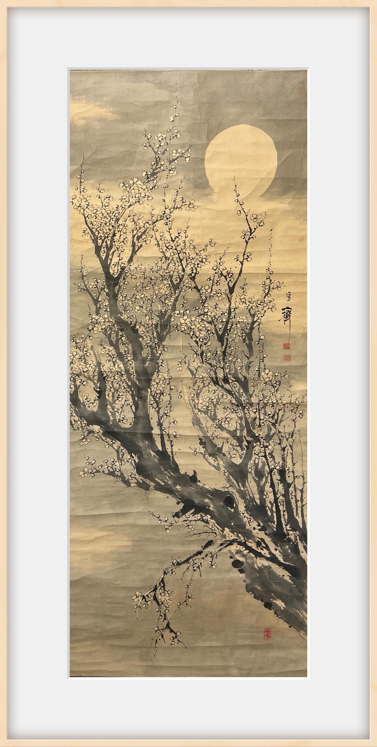 这是一幅竖轴水墨梅花立轴，采用斜出式构图:老梅干自画面右下逆势向上舒展，主干苍劲
