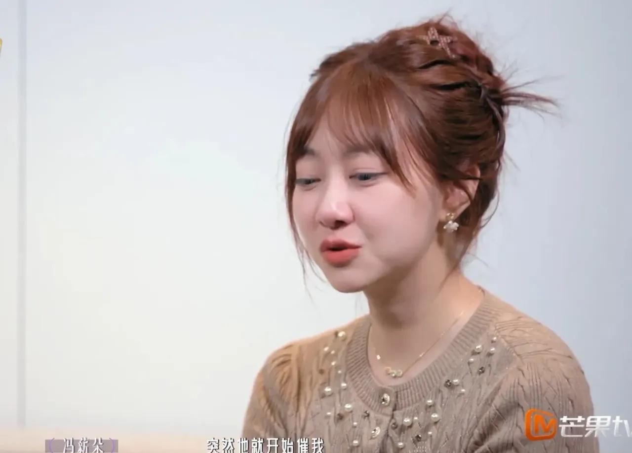 冯薪朵父母这段见面催婚，看完真的让人觉得窒息。
 
冯薪朵和男友钟正安排双方家长