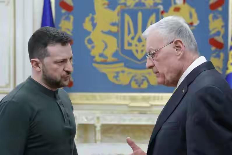 泽连斯基根基动摇了！腐败与战事不力，民怨沸腾！其亲手削弱反腐机构独立性，向自己人