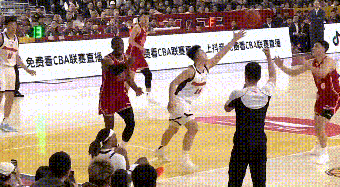 保留节目，迪亚洛向裁判抱怨吃T，目前迪亚洛已经拿到10次技术犯规高居联盟第一，下