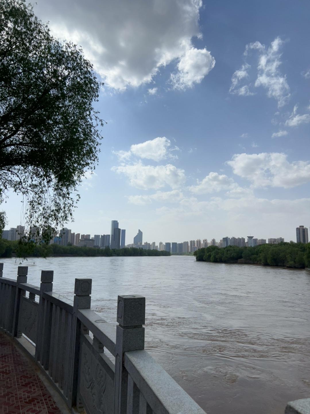 兰州今天的天气不错，不冷也不热，非常晴，天空都是白云。
这些照片都我是我从兰州百
