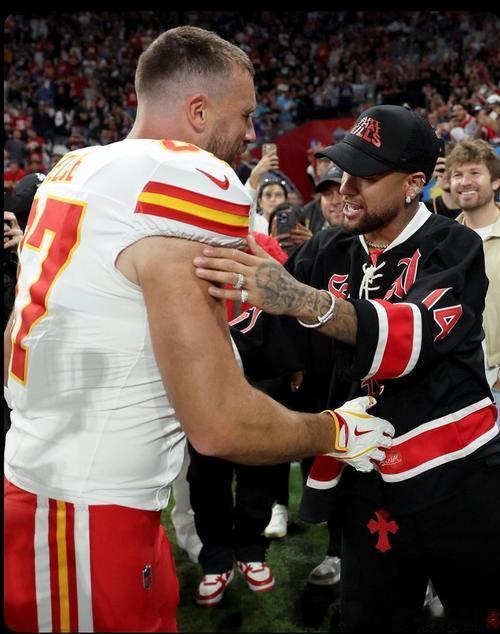 👀内马尔现身NFL巴西赛，并与凯尔西进行了亲密互动内马尔来到了NFL巴西赛现场