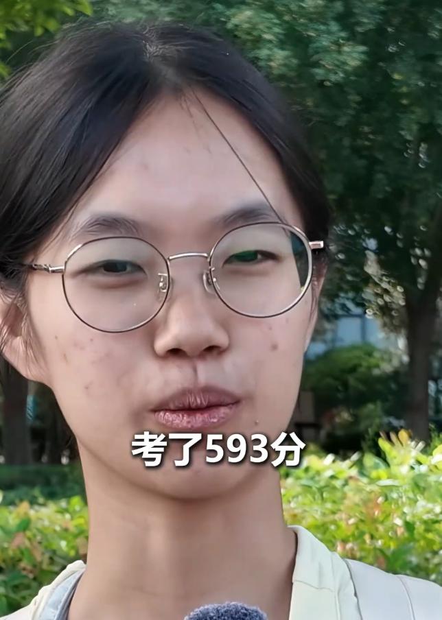 看哭了！湖北襄阳，一个女孩今年高考考了593分，被河南大学录取，开学报到那天，她