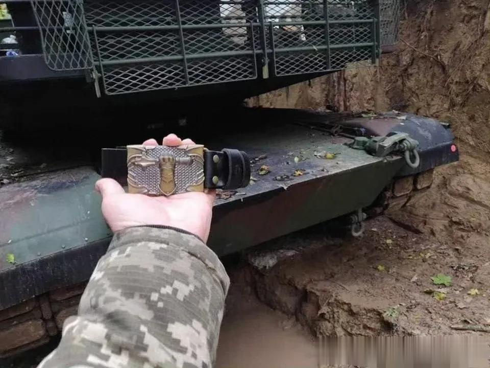 乌军频道放出第一张疑似抵达乌克兰境内的美国M1A1“艾布拉姆斯”坦克照片。
能够