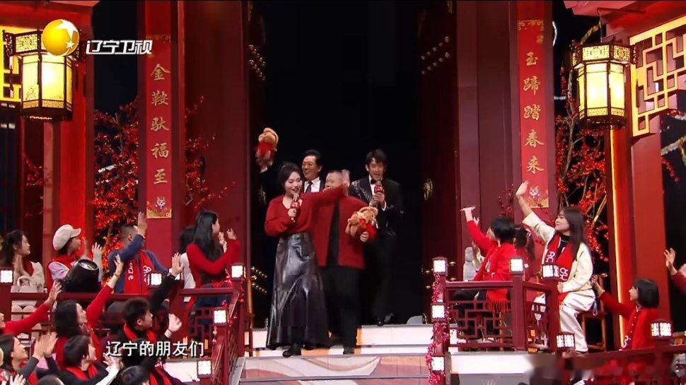 唐国强岳云鹏春晚逗乐天花板唐国强和岳云鹏互动太逗了！小岳岳说“分钱”，直接引出唐