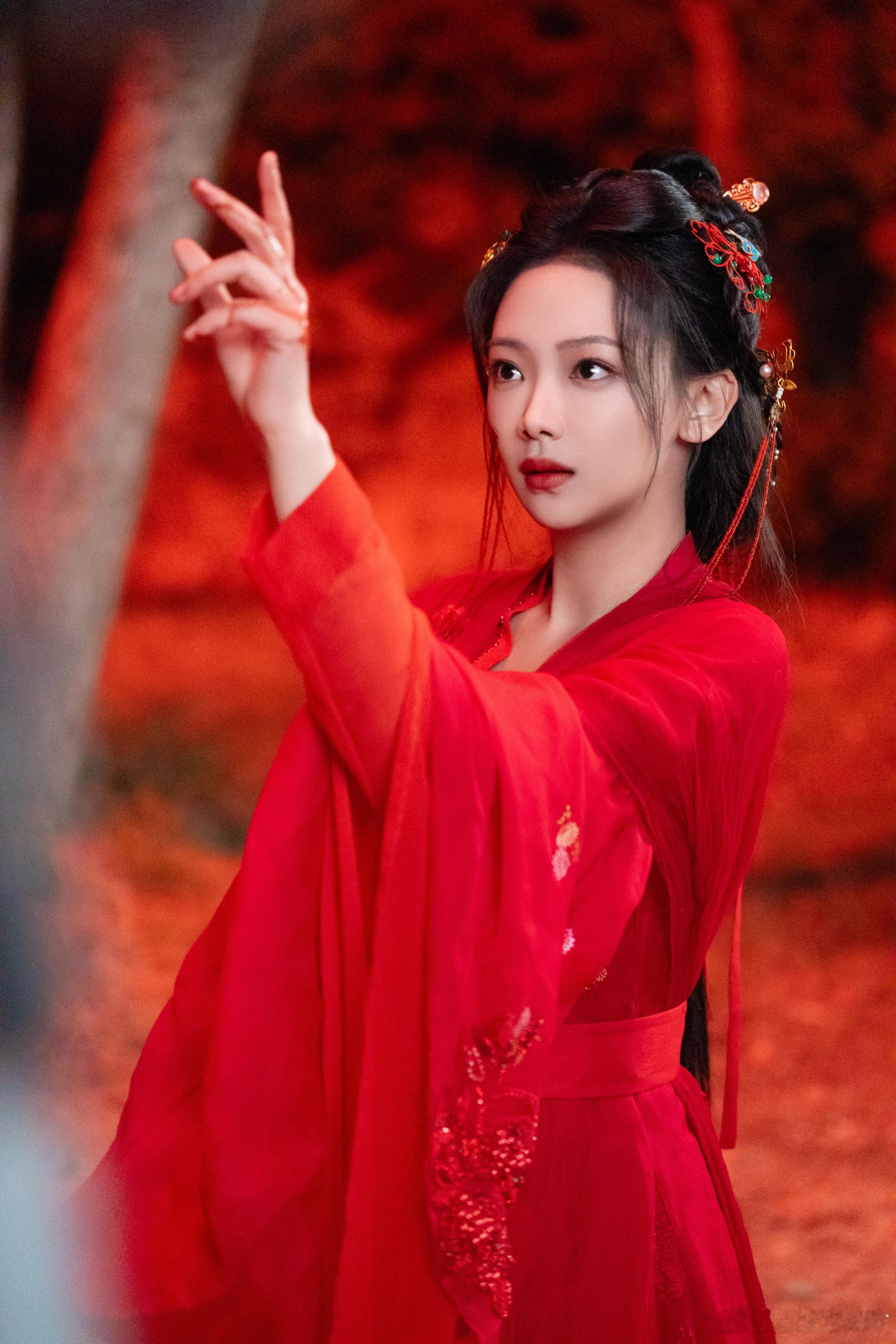 温茉言苍月无烬 《苍月无烬》开播，我瞬间被温茉言圈粉圈得死死的🤩！这一年她真的