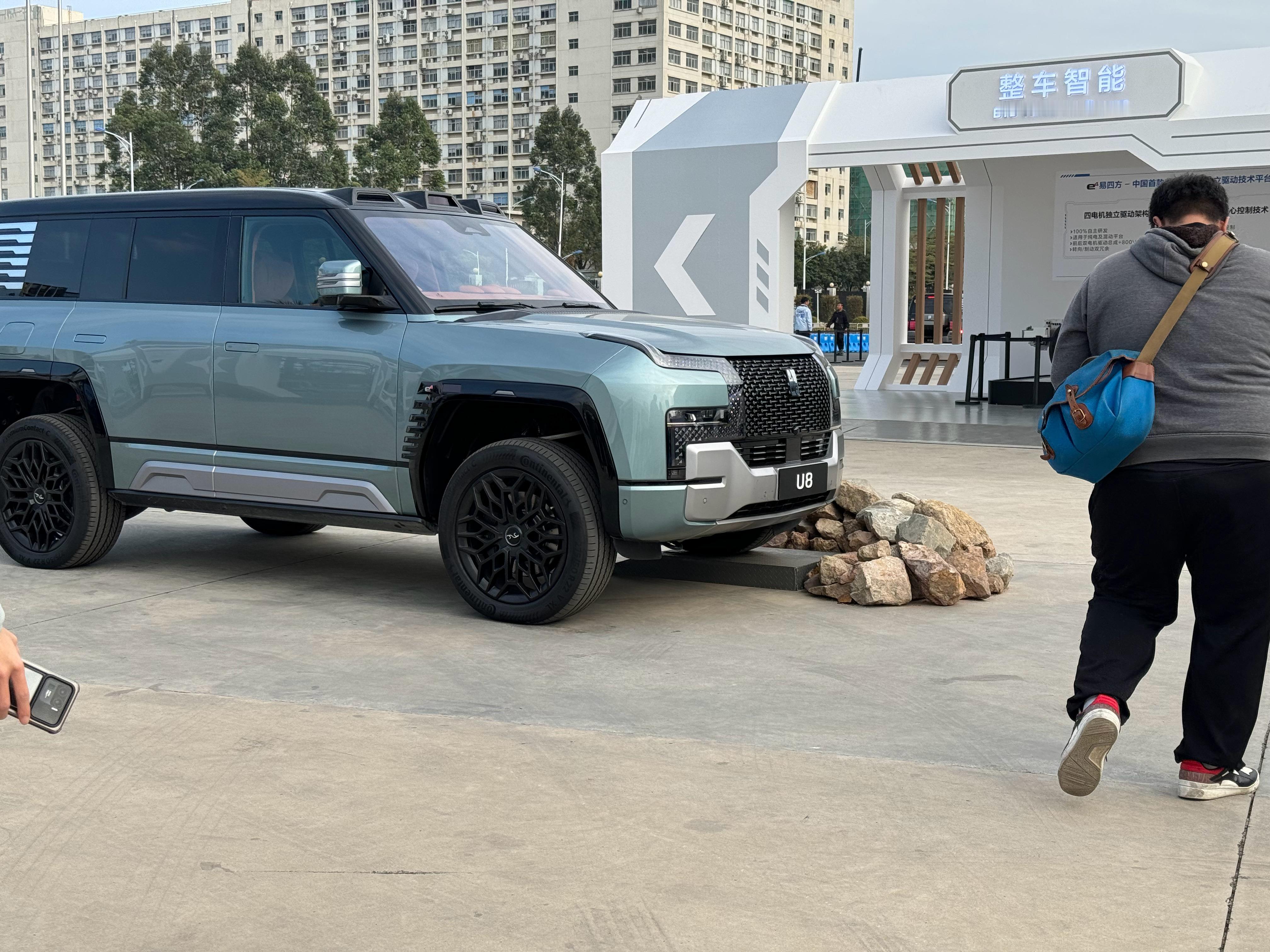 看图一平平无奇。看图二，仰望U8能在一轮在台阶的基础上，车身保持平衡，真的强。基