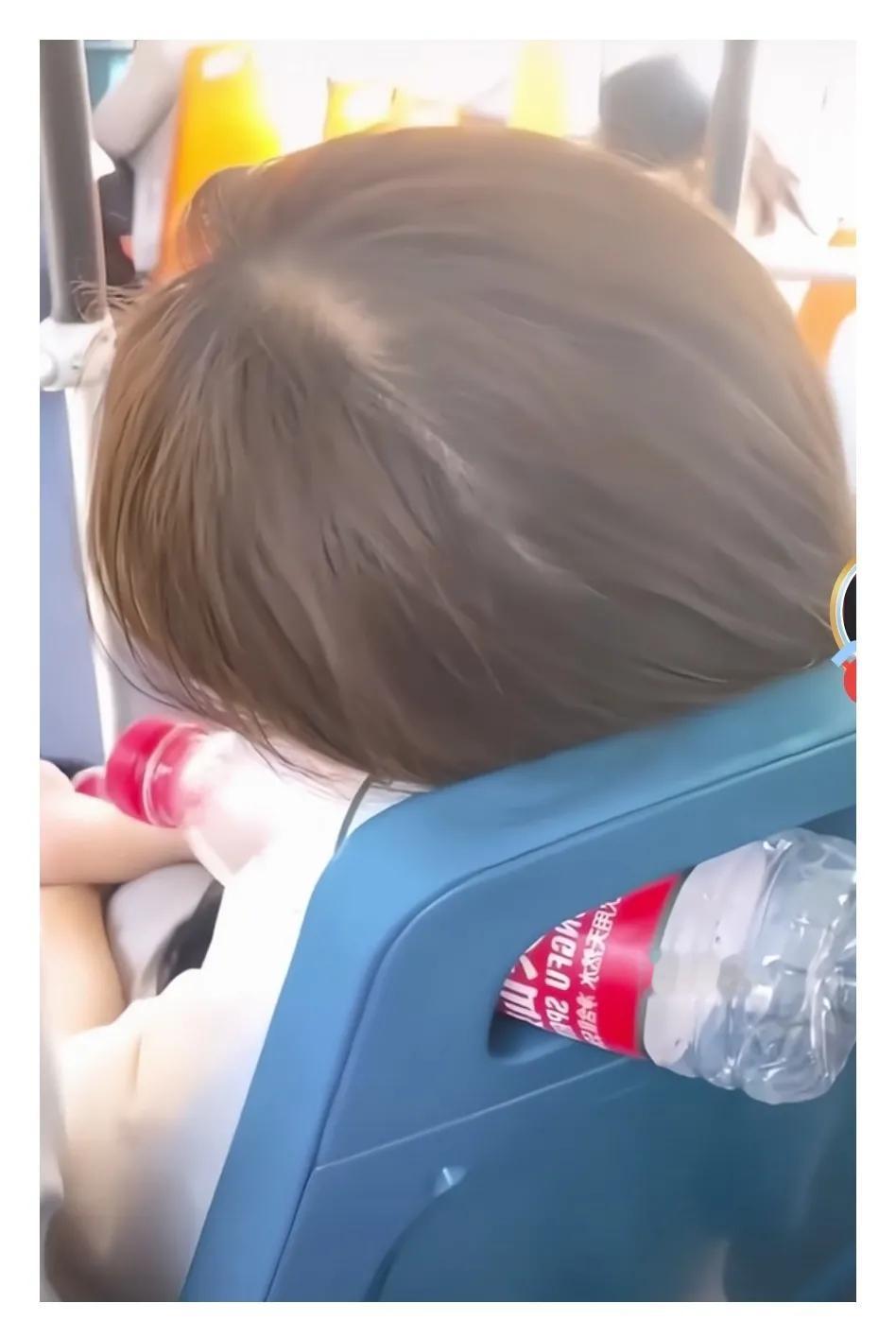 “萌娃睡姿太可爱，头枕水瓶梦乡甜”😴💦💤太有智慧了，人在长途旅行中，免不了