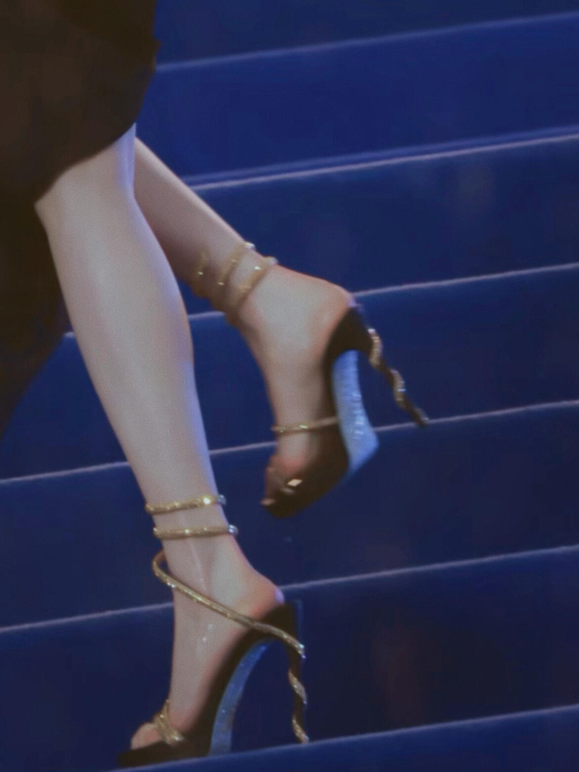 第一次get到这种缠绕系鞋子的美….（雨水像高光点缀✨ 