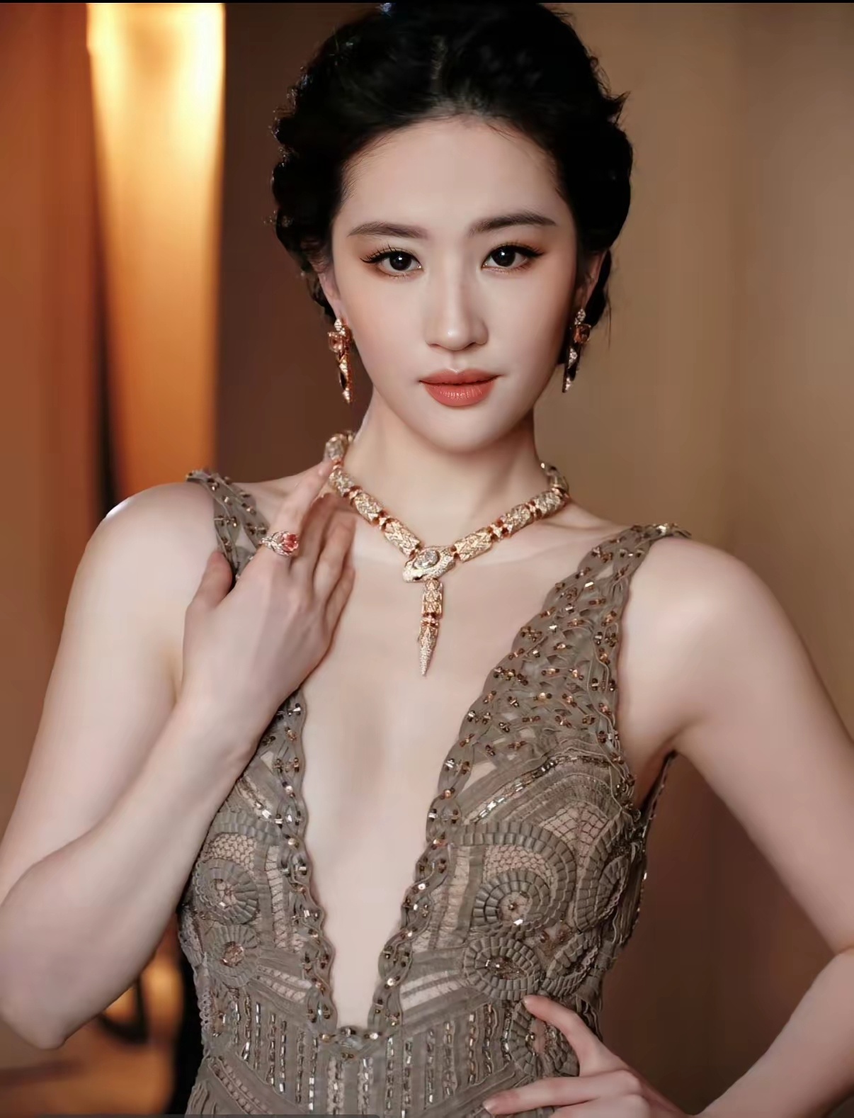 闹剧愈演愈烈！刘亦菲与迪丽热巴粉丝掀起全网激战，无资源竞争为何频频对立近期内娱饭