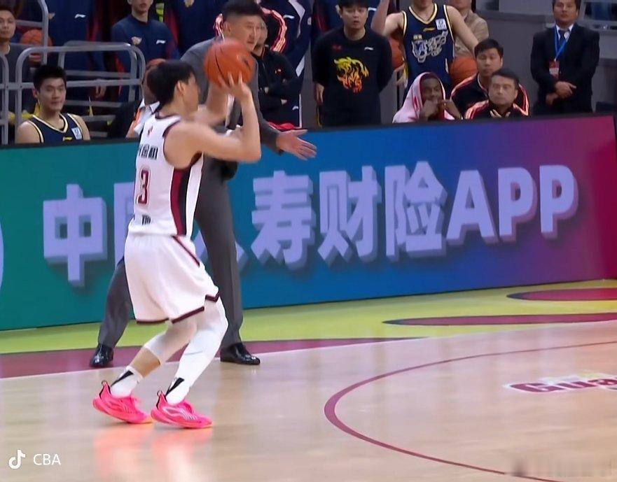 吴前投进致命三分，广东队已经落后5分，危险了，看看接下来有没有奇迹吧广东男篮vs