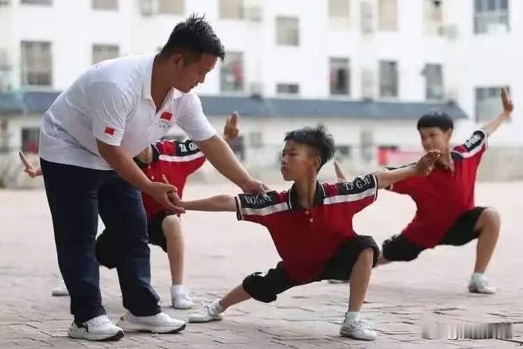 辽宁沈阳，为了让13岁弟弟在武校不受委屈，男子砸重金讨好教练，4.5万现金、20