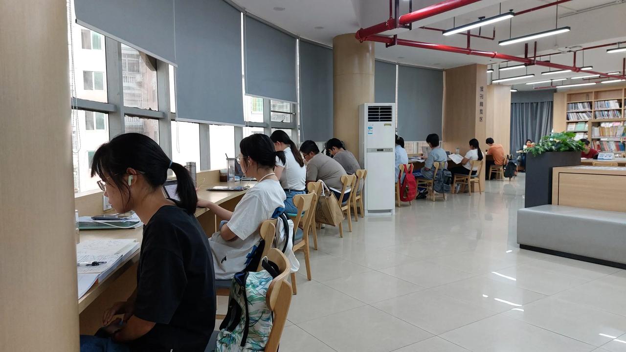 平板电脑：人手一台的手提电脑是方便了自己随时随地的办公，不用再带一大堆文件，解放