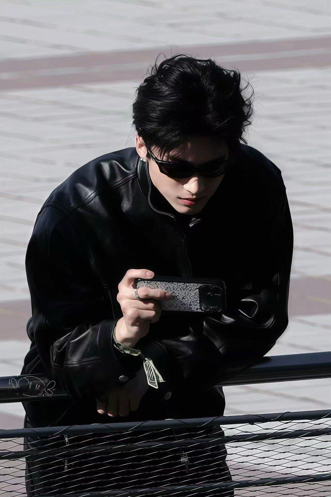 闫桉的腿像开了长腿特效 闫桉的腿大概是自带拉长滤镜，每次出现都让人怀疑人生。走近