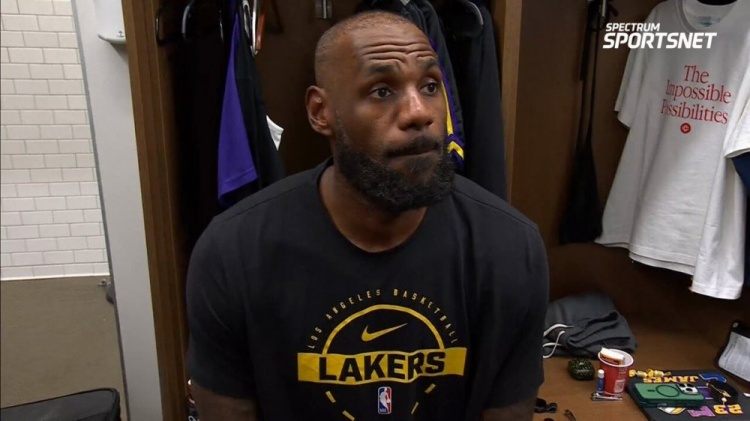 今天的比赛中，詹姆斯上半场0分。我认为这没啥值得说的。他已经连续这么多场打出高效