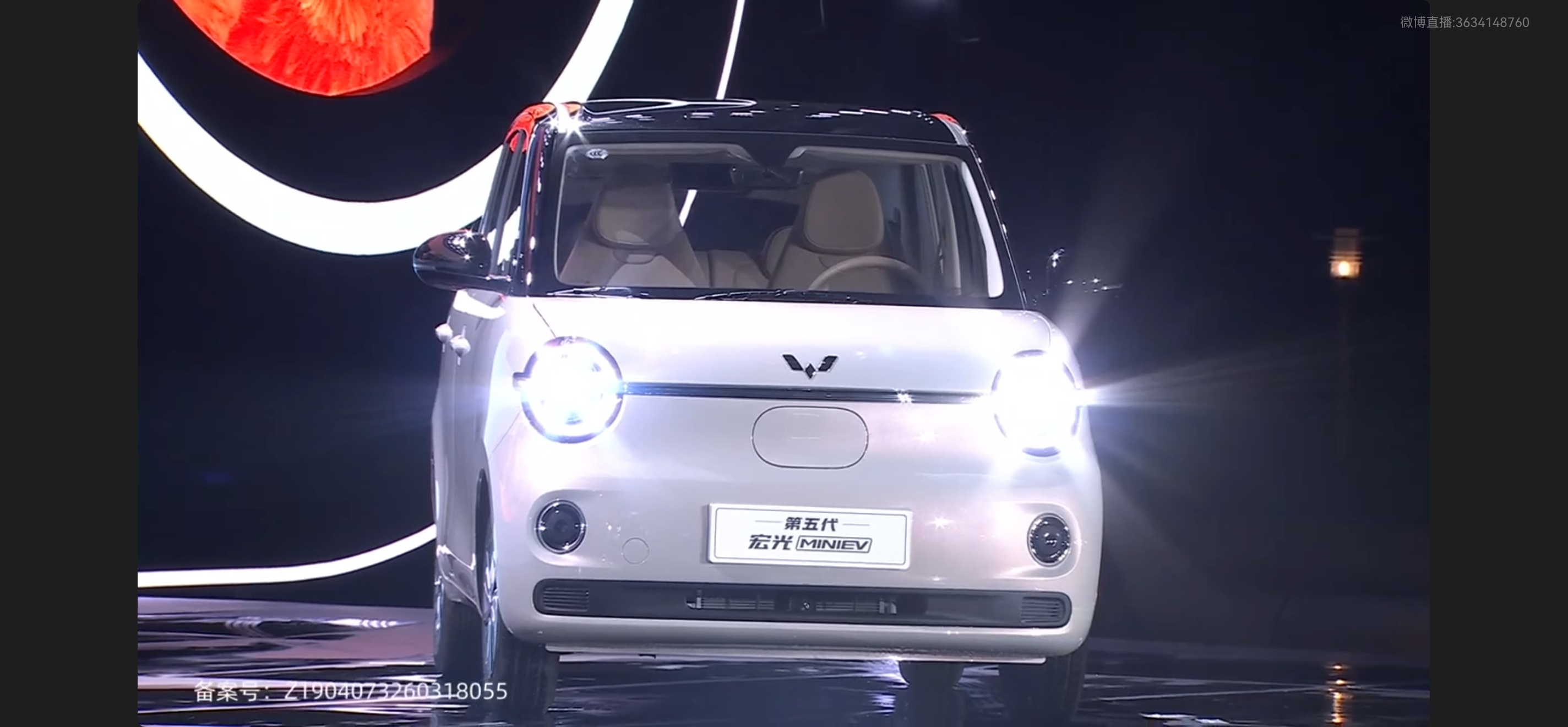 五菱你是懂拿捏年轻人的！依旧圆乎乎的笑脸前脸+星环LED大灯，近光能照7条车道，