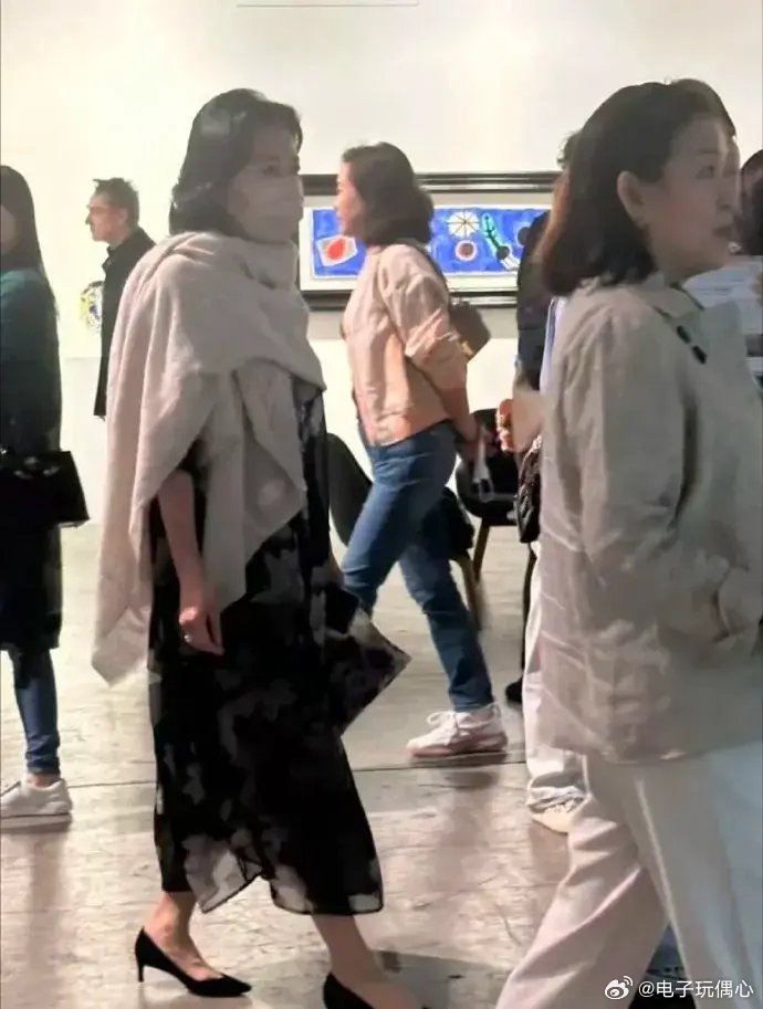 郭晶晶的婆婆朱玲玲现身看巴塞尔艺术展，她的穿搭好有品味啊 