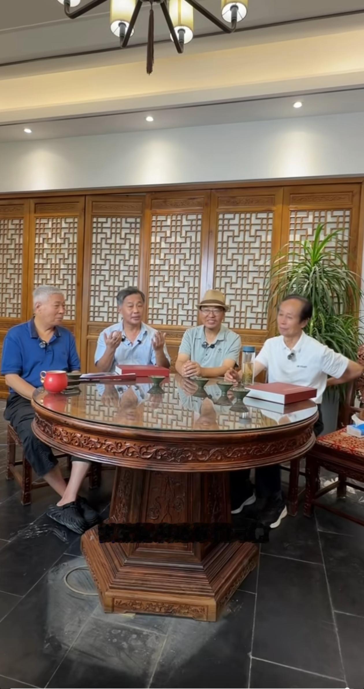 沈巍面对别人指责他口是心非，他承认自己修养不够。大家发现，他说不想在网络上发展，