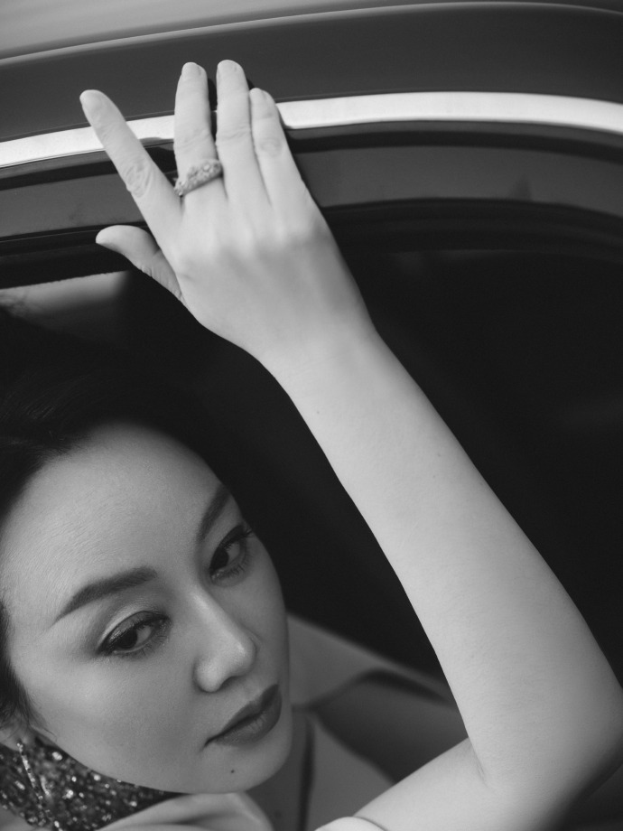 谁懂闫妮身上的电影感 闫妮湾区升明月晚会的出图，直接拍成电影片段。黑白镜头切过来