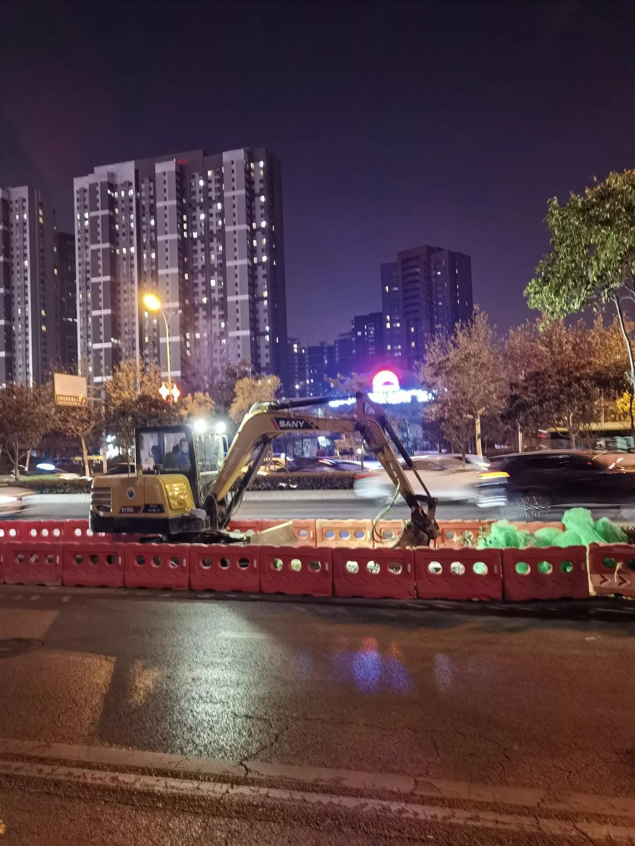 快报！西安北二环微改造正在加紧施工，晚上20:35分参与建设劳动者仍然冒着严寒在