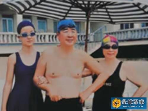 2000年8月，李同志与夫人、孙女现身北戴河海水浴场，留下难得的家庭游泳照￼￼￼