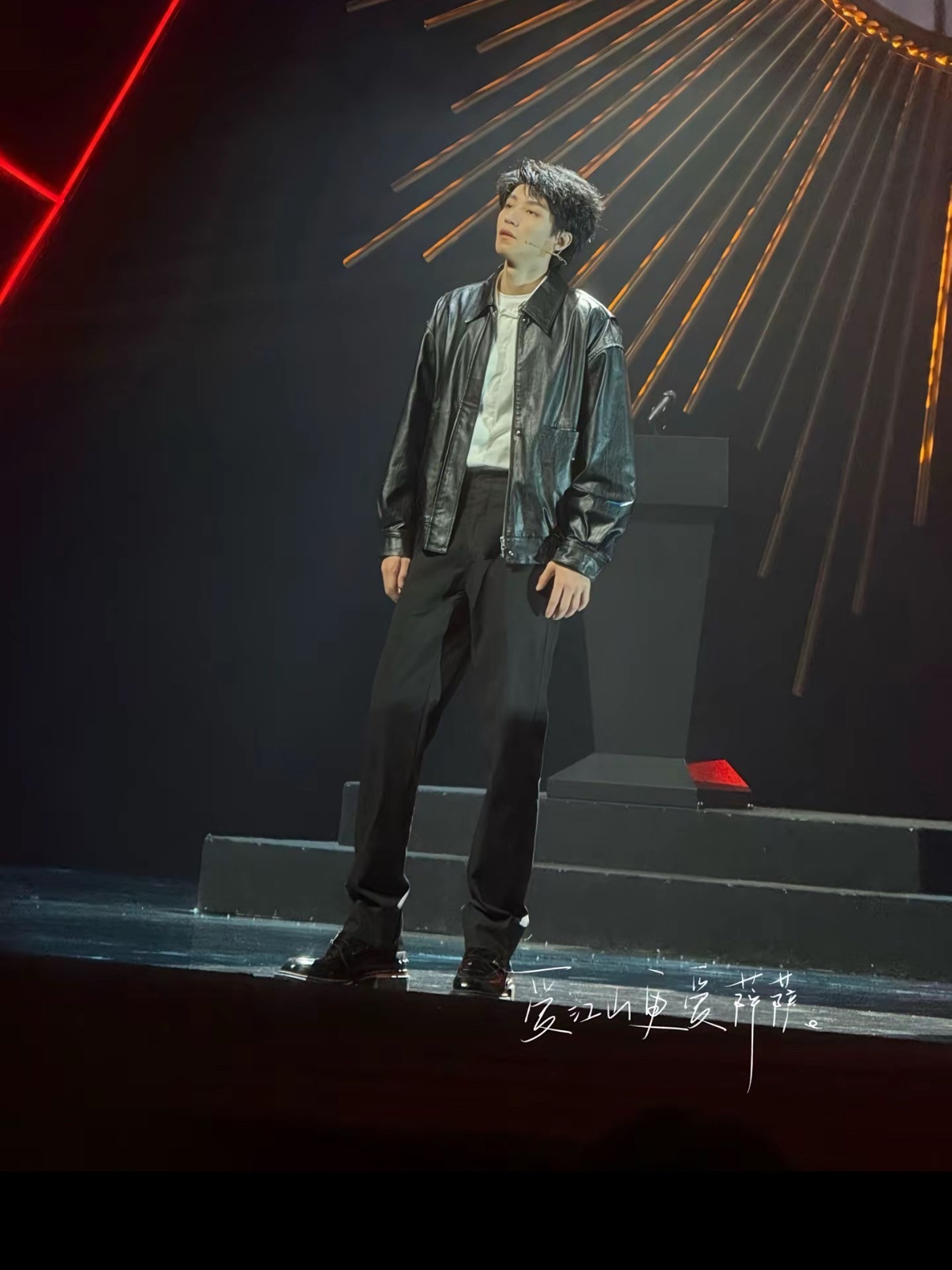 王俊凯好长一条人啊 