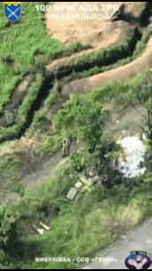 对随地大小便零容忍。乌军无人机发现1名俄军士兵内急跑出掩体嘘嘘，有伤大雅，于是对