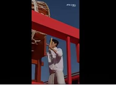朱一龙在长城参加活动时敲了鼓，结果被质疑用的是日本太鼓，瞬间引爆网络。

这只能