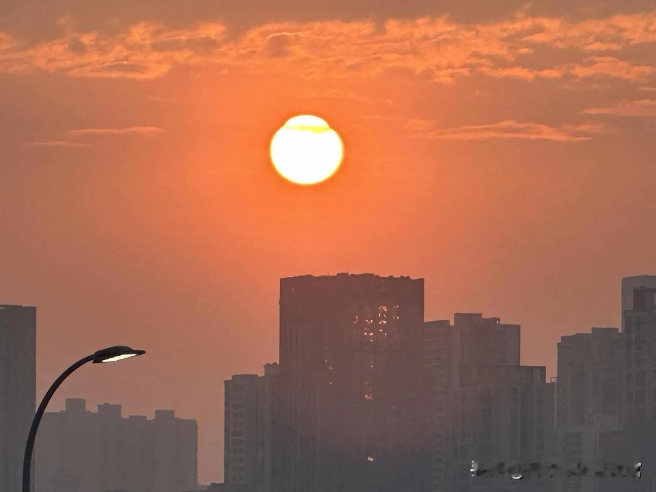 黄昏时分，夕阳余晖洒满城市天际线，温暖而宁静。