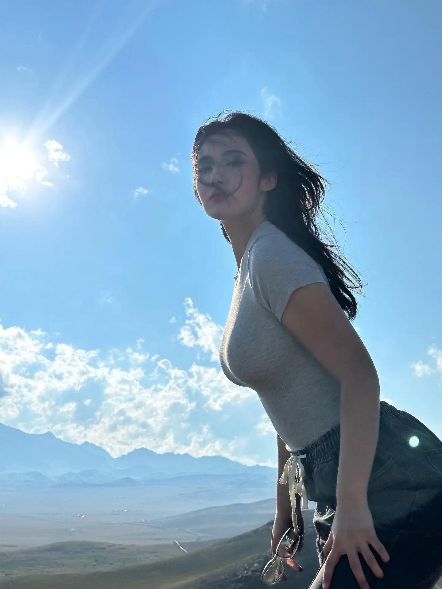 越是逆境 越要抬头挺胸