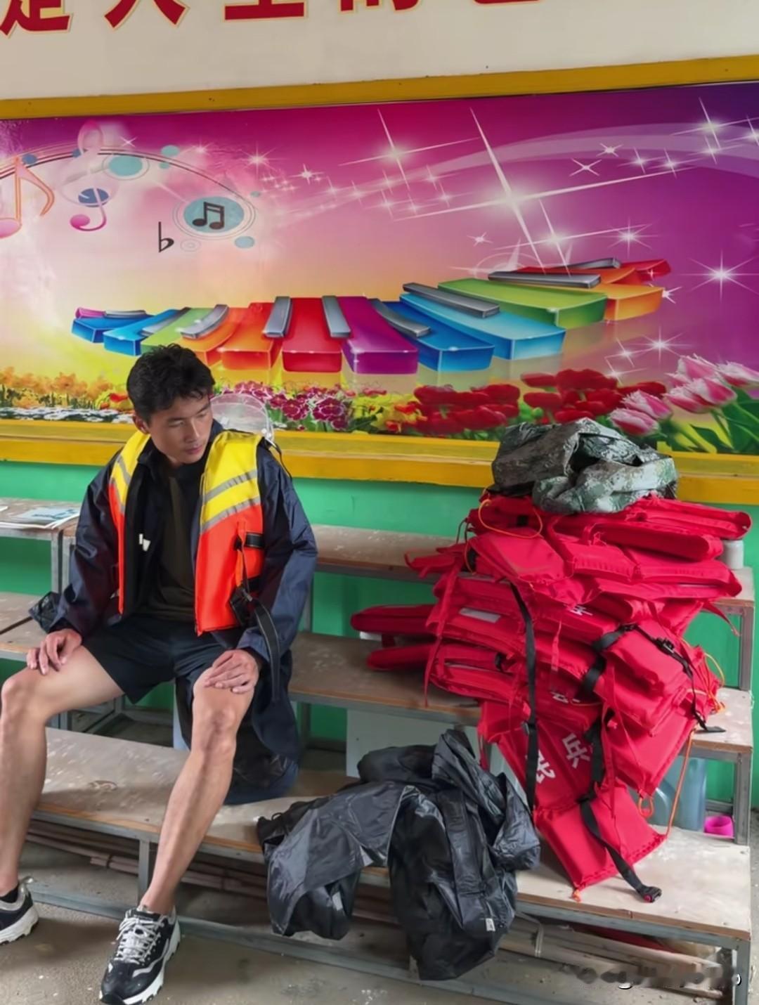 莆田遭遇严重洪灾，海军心系家乡，主动捐款三万元，还亲自赶赴一线当志愿者。
 
临