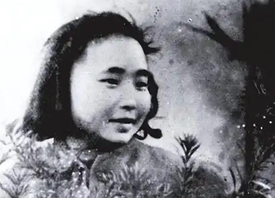 烈士江姐的儿子彭云在美国定居，中国记者问他为什么不肯回国？他却十分现实，也特别无