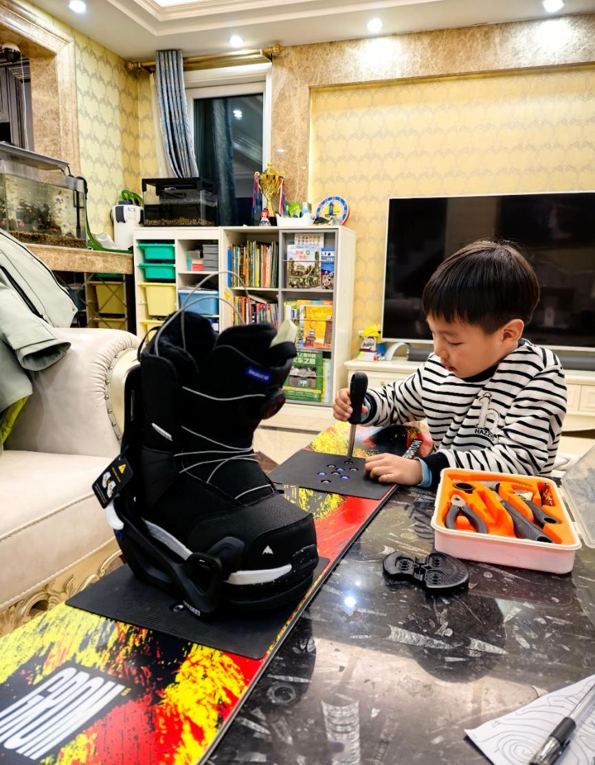 爸妈给的十二斤水果被我扔车站了  网友千里返程辗转赶路不堪重负，爸妈备好的十二斤