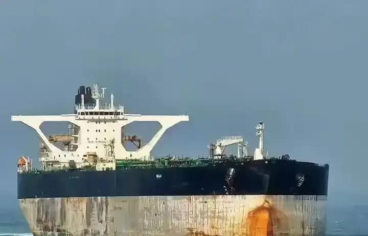 这回美国真是在海上点了把火，把一艘俄油轮扣下不说，还扬言要把船员押到美国受审。地