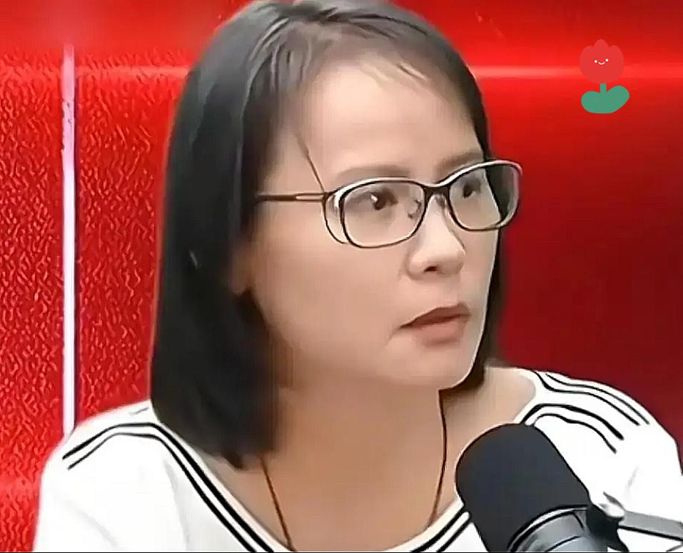 她说大陆这边，共产党带着十几亿人搞建设，脱贫好几亿，科技也冲到世界前头。
“民进