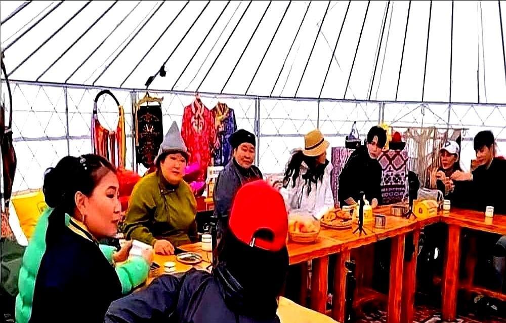 她67岁，一天吃一斤肉，打两小时羽毛球，举铁到手臂发抖。
不是作秀，是日复一日的