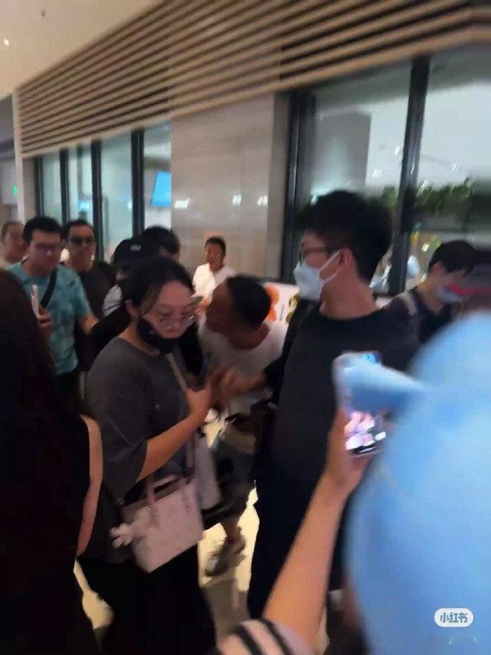 宋佳被黄牛贴脸盯宋佳昨天的活动被🐂贴脸盯，探头那一下完全超过安全距离了 ​​​