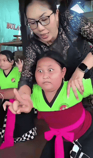 笑不活了！印度尼西亚，老师在教学生跳当地雷贡舞，这种古典舞对眼神、手势、肢体姿势