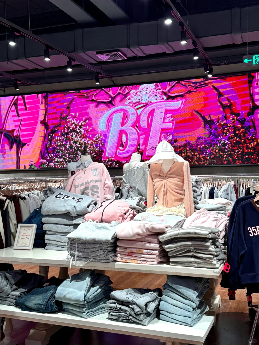 和闺蜜在这3000平的女装店逛了一整天