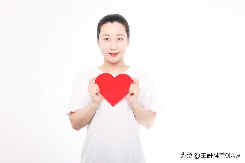 别信那些教你送999朵玫瑰、蹲点制造偶遇的套路，真的能戳中人心的细节，全藏在日常