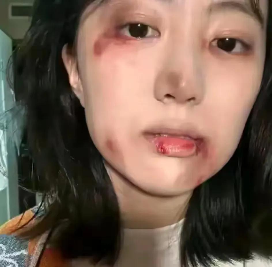 太可怜了，湖南，一家八口在饭桌吃饭，儿媳就说了句婆婆今天的菜太咸了。没想到，丈夫