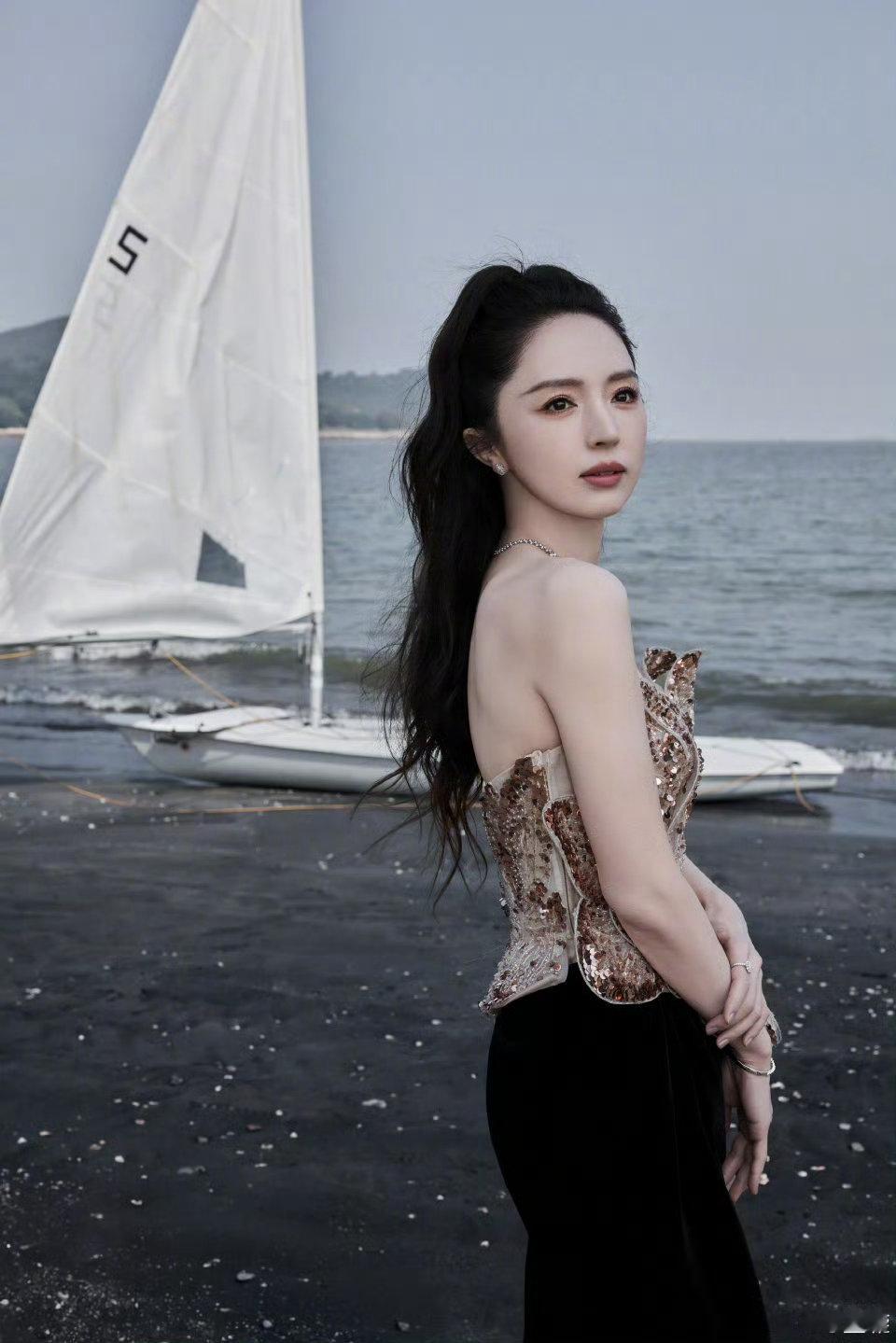 董璇闯进高智脑赛道 看到董璇录制《最强大脑13》的路透，高马尾尽显干练，棕系穿搭