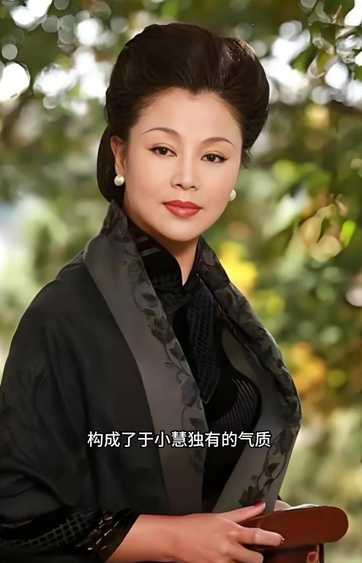大气出众的容貌，清雅动人的眉眼，构成了于小慧独有的气质。演技功底深厚的她，可盐可