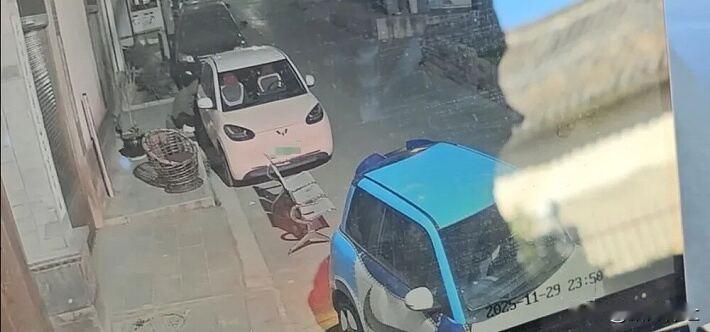 大理游客租车遭“做局式”索赔

日前，有网友称，在大理花30元租车却因划痕被索赔