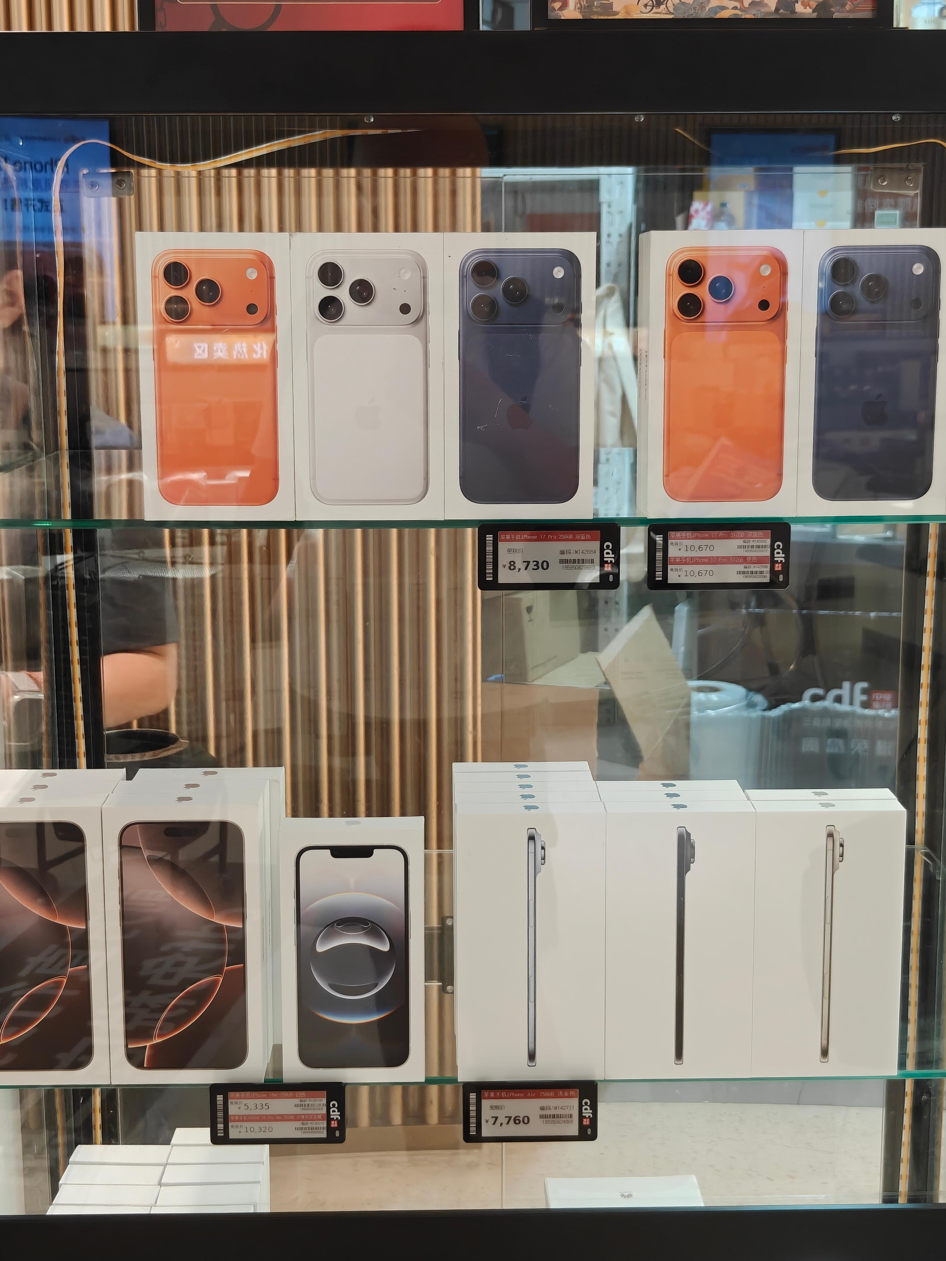 在海南免税店的 iPhone Air 256G 版本 只要7760[泪][泪][